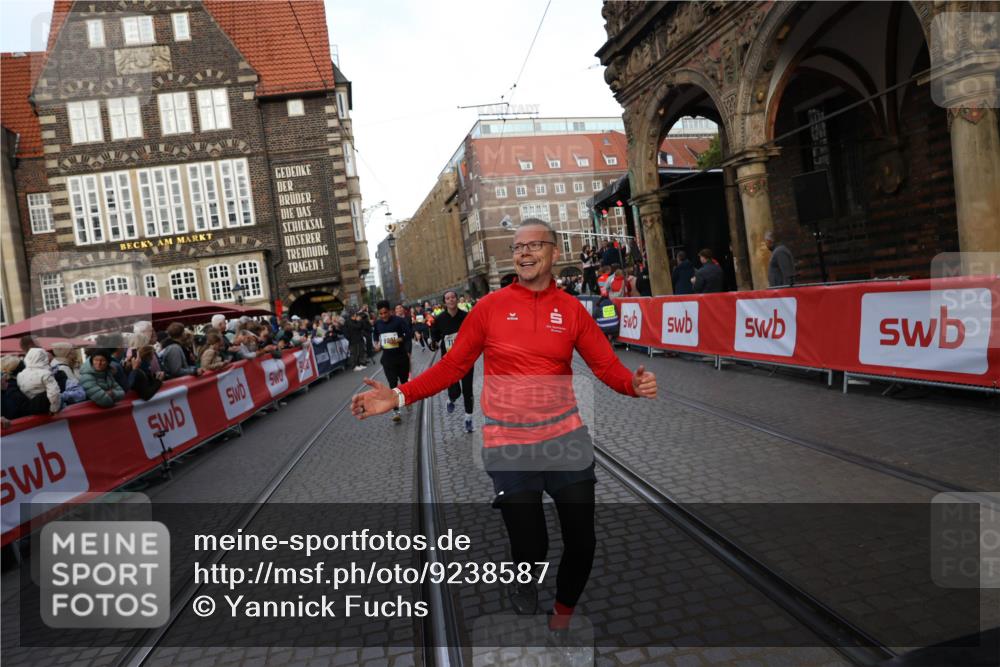 05.10.2025 - 20. swb-Marathon Bremen Yannick Fuchs http://msf.ph/oto/9238587 05.10.2025 11:07:07 Ziel 9901, 9976, 10396, 11131, 11622, 11709 meine-sportfotos.de
