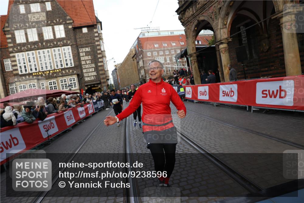 05.10.2025 - 20. swb-Marathon Bremen Yannick Fuchs http://msf.ph/oto/9238596 05.10.2025 11:07:07 Ziel 9901, 9976, 10396, 11131, 11622, 11709 meine-sportfotos.de