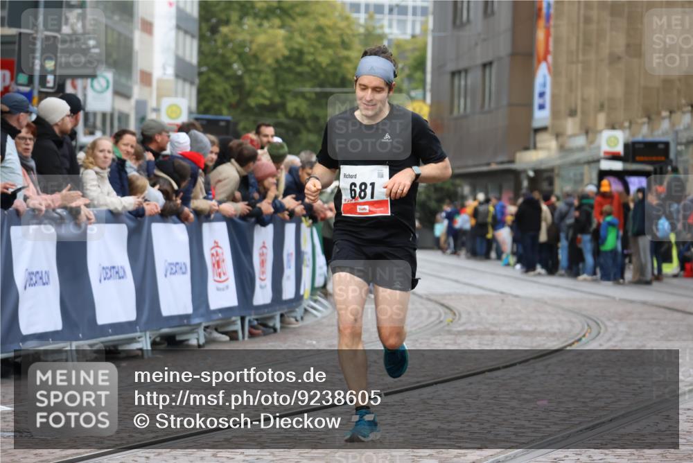 05.10.2025 - 20. swb-Marathon Bremen Strokosch-Dieckow http://msf.ph/oto/9238605 05.10.2025 12:41:25 Ziel 681 meine-sportfotos.de