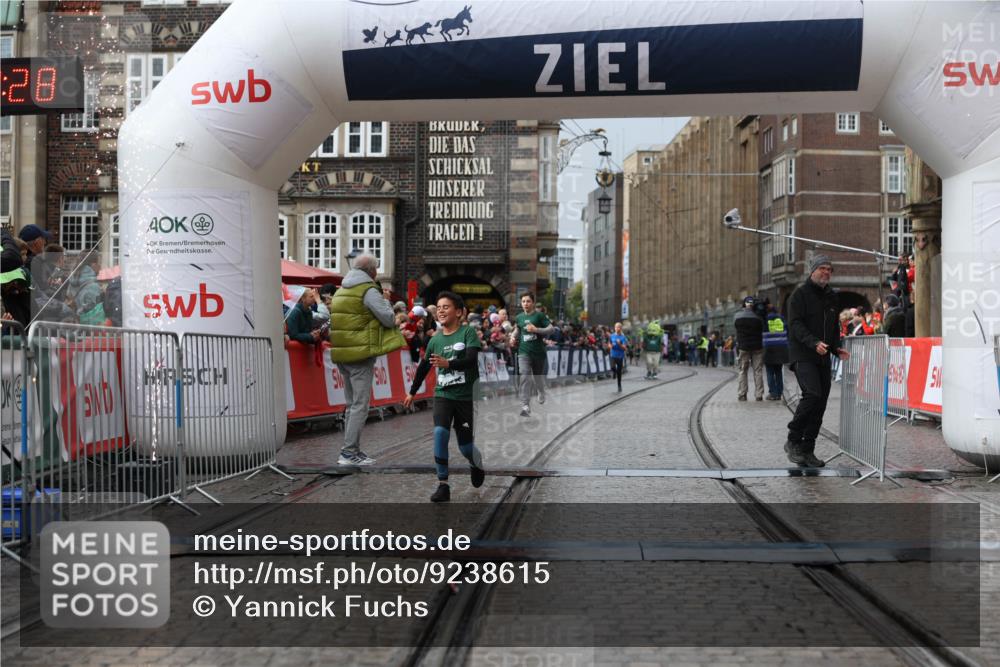 05.10.2025 - 20. swb-Marathon Bremen Yannick Fuchs http://msf.ph/oto/9238615 05.10.2025 15:18:24 Ziel  meine-sportfotos.de