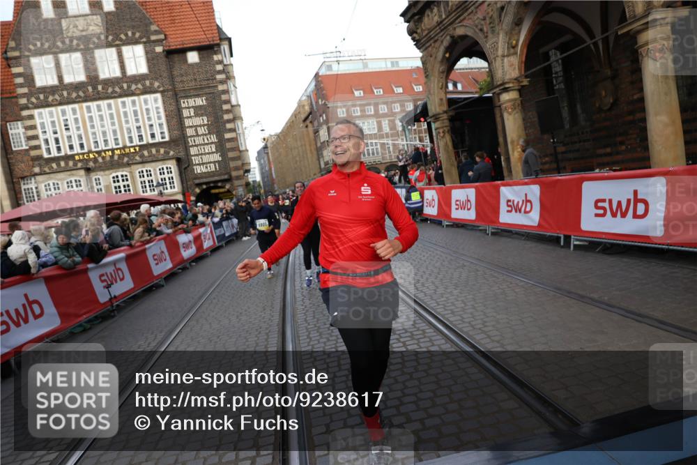 05.10.2025 - 20. swb-Marathon Bremen Yannick Fuchs http://msf.ph/oto/9238617 05.10.2025 11:07:07 Ziel 9901, 9976, 10396, 11131, 11622, 11709 meine-sportfotos.de