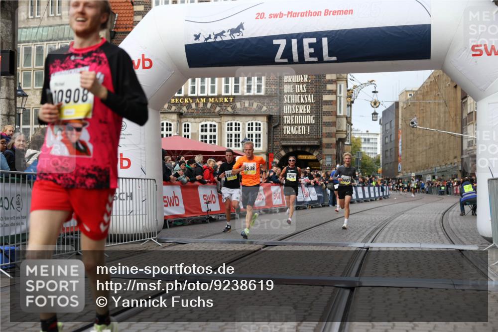 05.10.2025 - 20. swb-Marathon Bremen Yannick Fuchs http://msf.ph/oto/9238619 05.10.2025 10:39:27 Ziel 7111, 9239, 9863, 10908, 11067, 11343 meine-sportfotos.de
