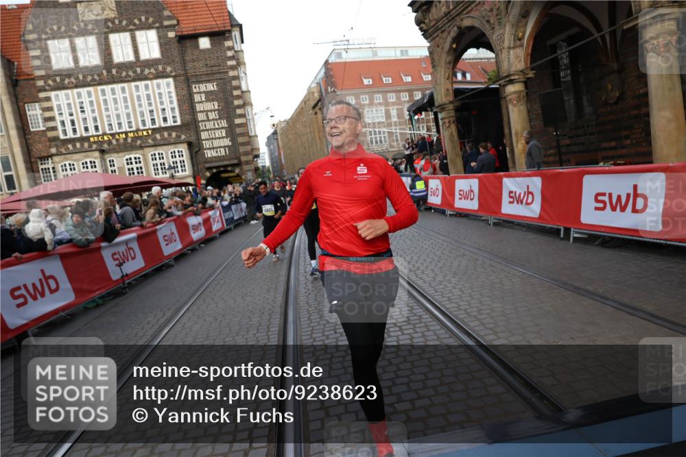05.10.2025 - 20. swb-Marathon Bremen Yannick Fuchs http://msf.ph/oto/9238623 05.10.2025 11:07:07 Ziel 9901, 9976, 10396, 11131, 11622, 11709 meine-sportfotos.de