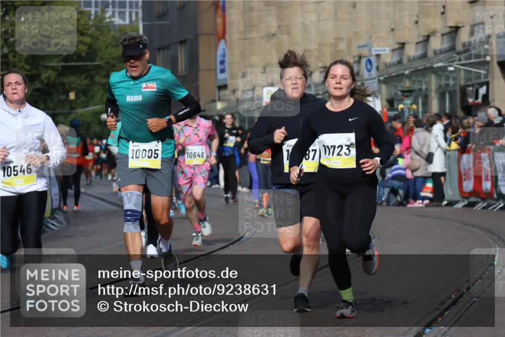 05.10.2025 - 20. swb-Marathon Bremen Strokosch-Dieckow http://msf.ph/oto/9238631 05.10.2025 10:56:25 Ziel 9424, 9783, 9790, 9932, 10005, 10028, 10179, 10191, 10387, 10424, 10546, 10590, 10648, 11100, 11253, 11571, 11662, 11723 meine-sportfotos.de