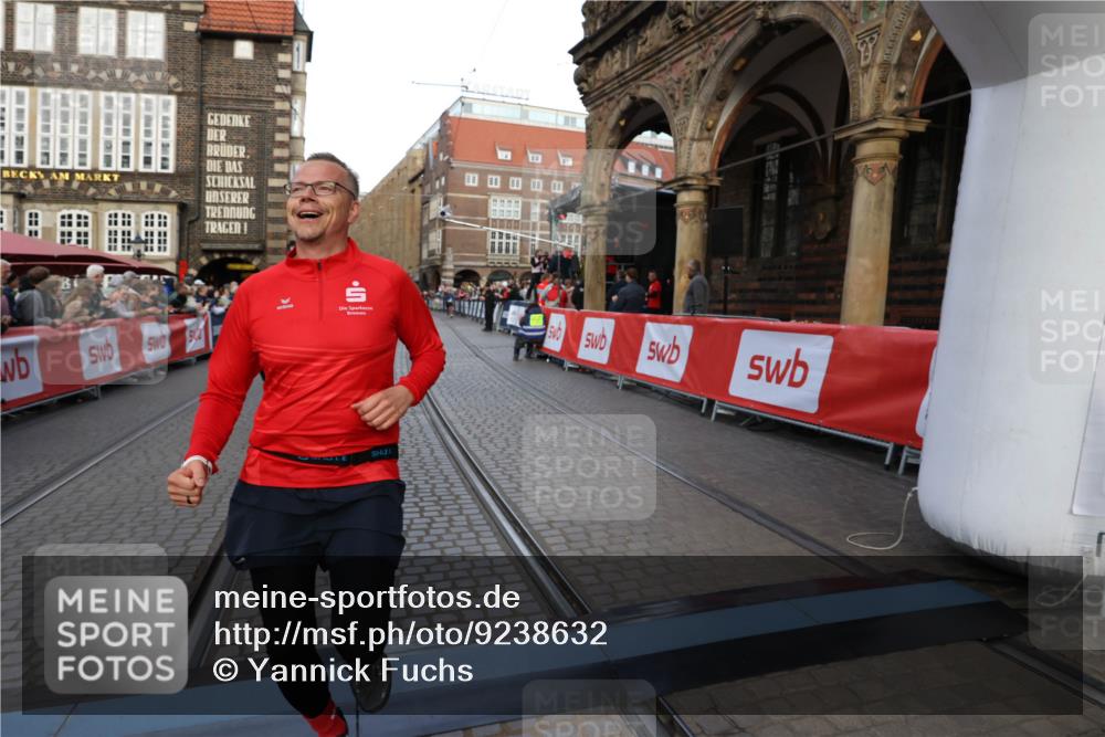 05.10.2025 - 20. swb-Marathon Bremen Yannick Fuchs http://msf.ph/oto/9238632 05.10.2025 11:07:07 Ziel 9901, 9976, 10396, 11131, 11622, 11709 meine-sportfotos.de