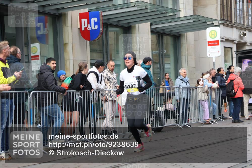 05.10.2025 - 20. swb-Marathon Bremen Strokosch-Dieckow http://msf.ph/oto/9238639 05.10.2025 10:46:21 Ziel 9009, 9207, 9366, 9961, 10268, 10277, 10411, 10661, 10750, 11167, 11268, 11327, 9009, 9207, 9366, 9961, 10268, 10277, 10411, 10661, 10750, 11167, 11268, 11327 meine-sportfotos.de