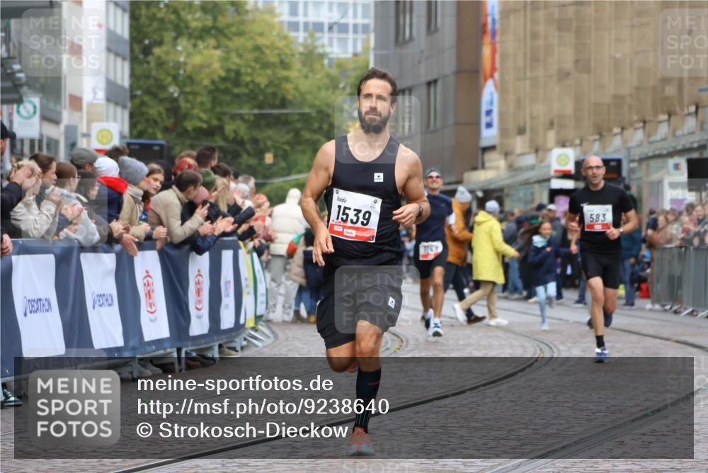05.10.2025 - 20. swb-Marathon Bremen Strokosch-Dieckow http://msf.ph/oto/9238640 05.10.2025 12:41:51 Ziel 583, 1539 meine-sportfotos.de