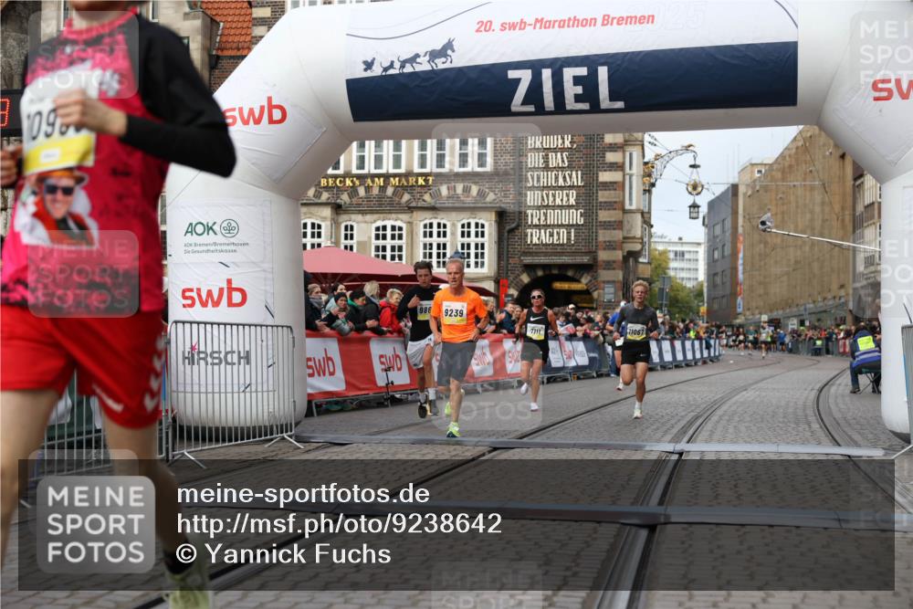 05.10.2025 - 20. swb-Marathon Bremen Yannick Fuchs http://msf.ph/oto/9238642 05.10.2025 10:39:27 Ziel 7111, 9239, 9863, 10908, 11067, 11343 meine-sportfotos.de