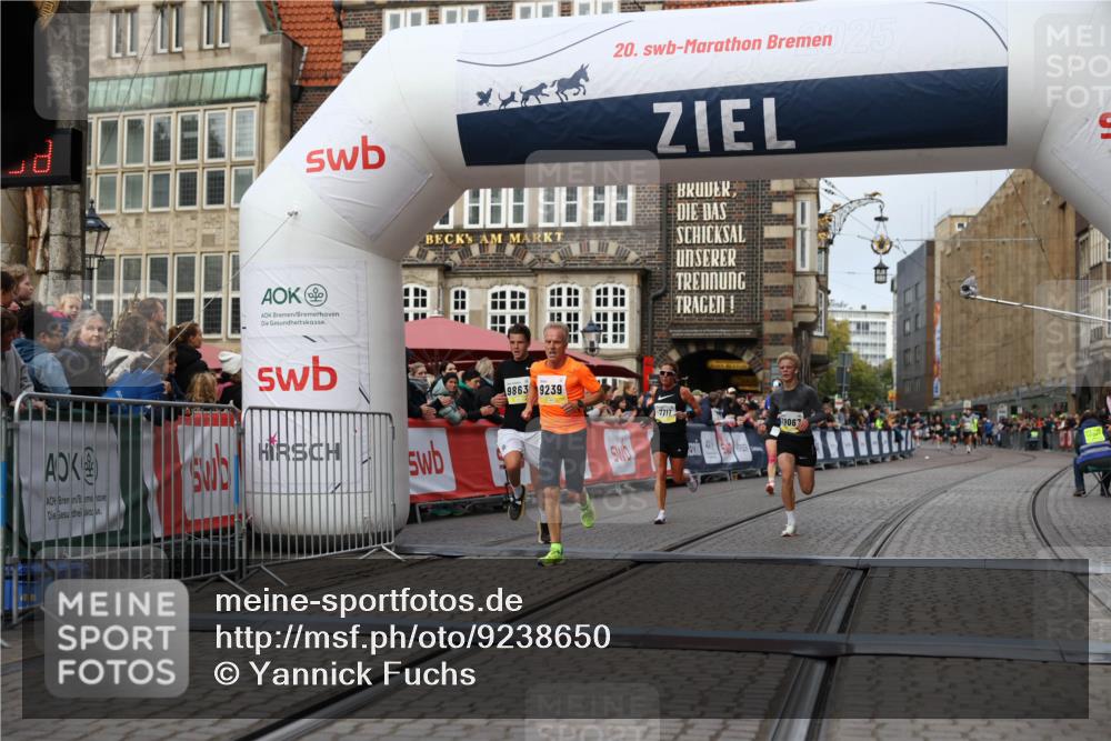 05.10.2025 - 20. swb-Marathon Bremen Yannick Fuchs http://msf.ph/oto/9238650 05.10.2025 10:39:28 Ziel 7111, 9239, 9863, 10908, 11067, 11343 meine-sportfotos.de