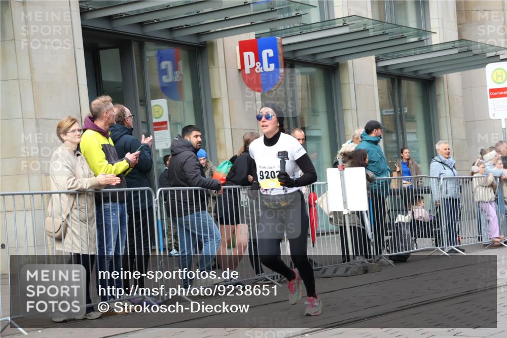 05.10.2025 - 20. swb-Marathon Bremen Strokosch-Dieckow http://msf.ph/oto/9238651 05.10.2025 10:46:22 Ziel 9009, 9207, 9366, 9961, 10268, 10277, 10411, 10661, 10750, 11268, 11327, 9009, 9207, 9366, 9961, 10268, 10277, 10411, 10661, 10750, 11268, 11327 meine-sportfotos.de