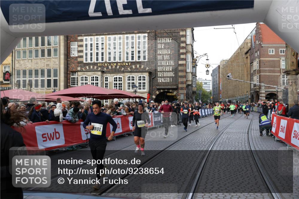 05.10.2025 - 20. swb-Marathon Bremen Yannick Fuchs http://msf.ph/oto/9238654 05.10.2025 11:07:09 Ziel 9901, 10396, 10788, 11131, 11622, 11709 meine-sportfotos.de