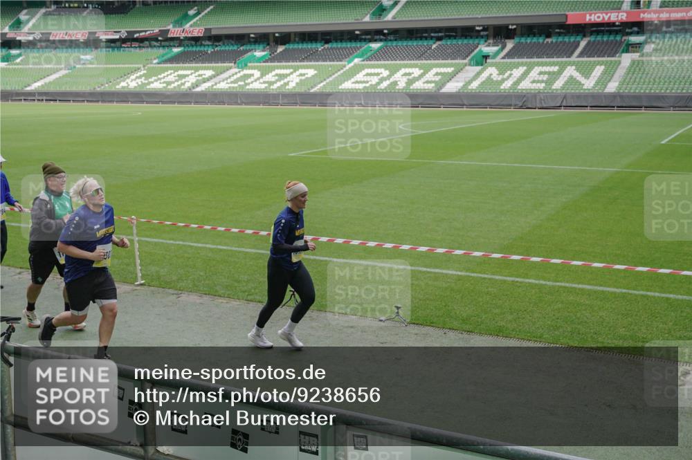 05.10.2025 - 20. swb-Marathon Bremen Michael Burmester http://msf.ph/oto/9238656 05.10.2025 10:33:47 Laufen im Stadion 5172, 7077, 9000, 9221, 9258, 9260, 9266, 9282, 9309, 9314, 9359, 9424, 9489, 9520, 9521, 9529, 9539, 9541, 9560, 9569, 9577, 9633, 9654, 9717, 9811, 9835, 9855, 9881, 9882, 9902, 9935, 10008, 10015, 10028, 10032, 10107, 10116, 10178, 10180, 10195, 10231, 10232, 10233, 10256, 10287, 10302, 10307, 10323, 10387, 10394, 10466, 10484, 10533, 10546, 10590, 10591, 10755, 10758, 10794, 10915, 10992, 9195, 9197, 9260, 9295, 9367, 9392, 9402, 9407, 9461, 9492 meine-sportfotos.de