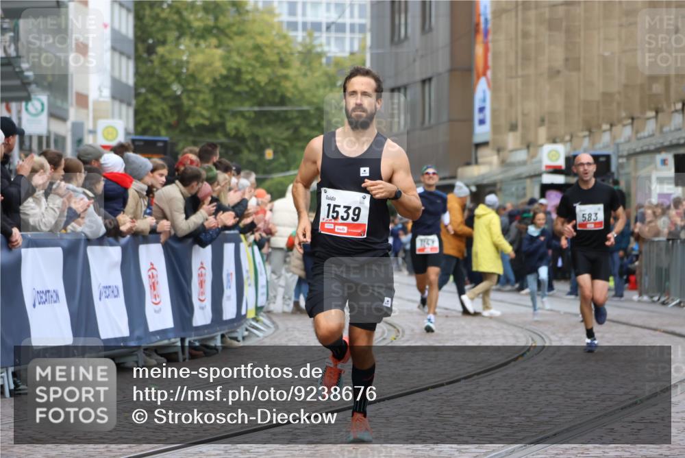 05.10.2025 - 20. swb-Marathon Bremen Strokosch-Dieckow http://msf.ph/oto/9238676 05.10.2025 12:41:51 Ziel 583, 1539 meine-sportfotos.de