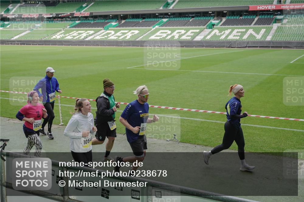 05.10.2025 - 20. swb-Marathon Bremen Michael Burmester http://msf.ph/oto/9238678 05.10.2025 10:33:47 Laufen im Stadion 5172, 7077, 9000, 9221, 9258, 9260, 9266, 9282, 9309, 9314, 9359, 9424, 9489, 9520, 9521, 9529, 9539, 9541, 9560, 9569, 9577, 9633, 9654, 9717, 9811, 9835, 9855, 9881, 9882, 9902, 9935, 10008, 10015, 10028, 10032, 10107, 10116, 10178, 10180, 10195, 10231, 10232, 10233, 10256, 10287, 10302, 10307, 10323, 10387, 10394, 10466, 10484, 10533, 10546, 10590, 10591, 10755, 10758, 10794, 10915, 10992, 9195, 9197, 9260, 9295, 9367, 9392, 9402, 9407, 9461, 9492 meine-sportfotos.de