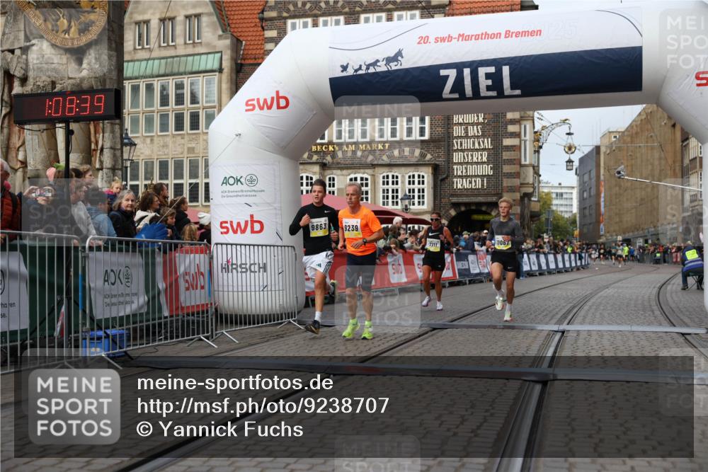 05.10.2025 - 20. swb-Marathon Bremen Yannick Fuchs http://msf.ph/oto/9238707 05.10.2025 10:39:28 Ziel 7111, 9239, 9863, 10908, 11067, 11343 meine-sportfotos.de