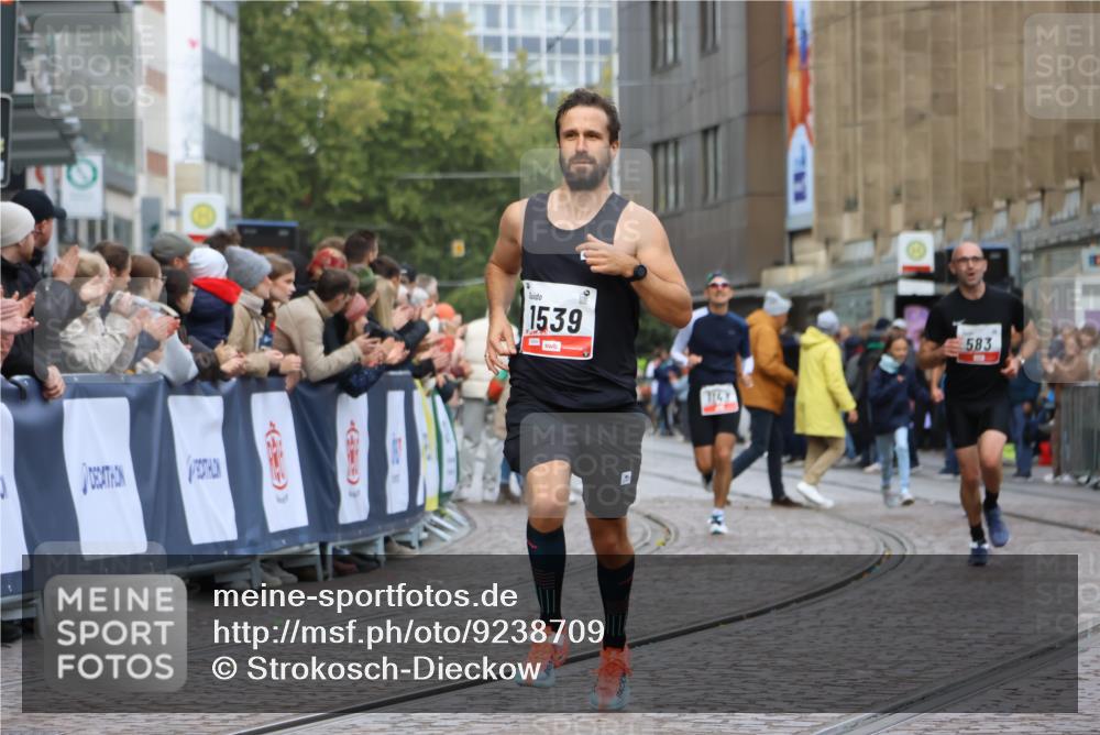 05.10.2025 - 20. swb-Marathon Bremen Strokosch-Dieckow http://msf.ph/oto/9238709 05.10.2025 12:41:51 Ziel 583, 1539 meine-sportfotos.de