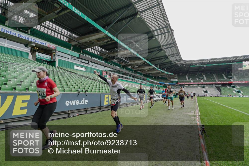 05.10.2025 - 20. swb-Marathon Bremen Michael Burmester http://msf.ph/oto/9238713 05.10.2025 13:02:47 Laufen im Stadion 97, 293, 518, 616, 721, 729, 764, 828, 843, 921, 1121, 1405, 1568, 1670, 1704, 1733, 1744, 1836, 1924, 1944, 2272, 2357, 2393, 2772, 2774, 2984, 3019, 3147, 3217, 3424, 3861, 3917, 3926, 3930, 4026, 4129, 4321, 4322, 4464, 4477, 4481, 4564, 4688, 4714, 4817, 4847, 4885, 4985, 5652, 5755, 5884, 5893, 6215, 6325, 6328, 6382, 6481, 6666, 7217, 7407, 7433, 7659, 8375, 8526, 8957, 428, 772, 1030, 1256, 1348, 1452, 1856, 1899, 2143, 2245, 2306, 2910 meine-sportfotos.de