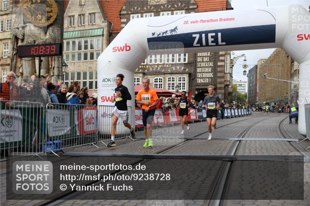 05.10.2025 - 20. swb-Marathon Bremen Yannick Fuchs http://msf.ph/oto/9238728 05.10.2025 10:39:28 Ziel 7111, 9239, 9863, 10908, 11067, 11343 meine-sportfotos.de