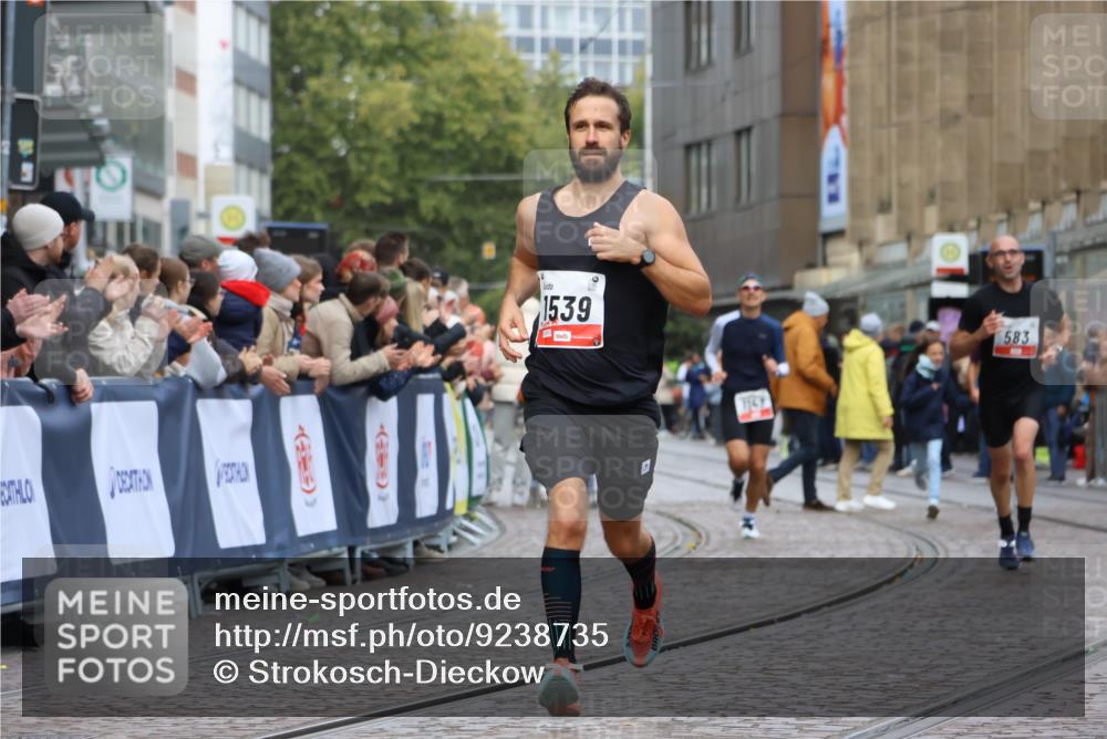 05.10.2025 - 20. swb-Marathon Bremen Strokosch-Dieckow http://msf.ph/oto/9238735 05.10.2025 12:41:52 Ziel 583, 1539 meine-sportfotos.de