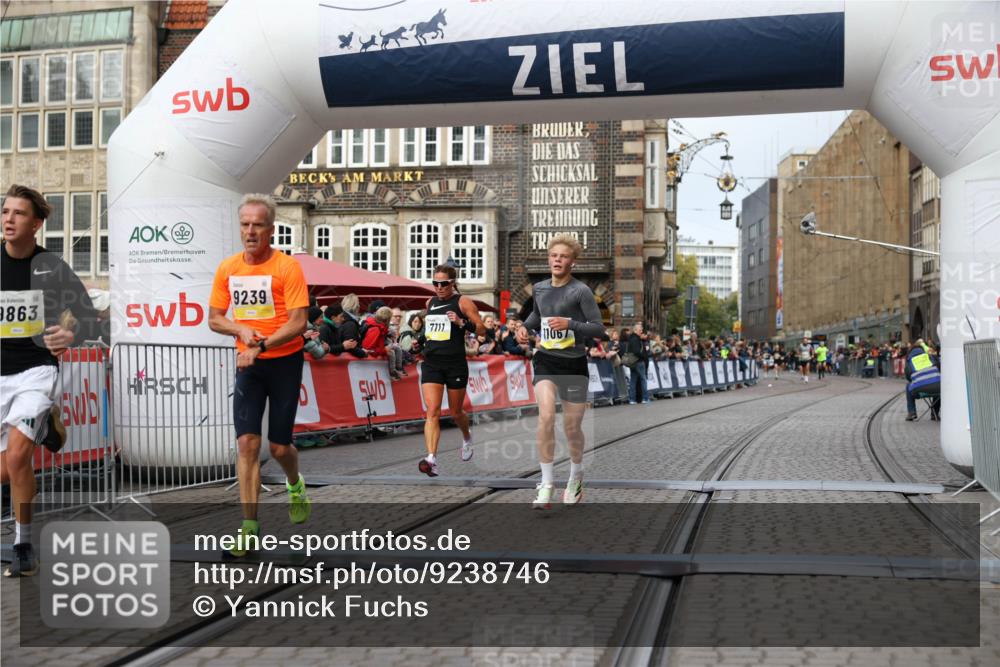 05.10.2025 - 20. swb-Marathon Bremen Yannick Fuchs http://msf.ph/oto/9238746 05.10.2025 10:39:29 Ziel 7111, 9239, 9863, 10908, 11067, 11343 meine-sportfotos.de