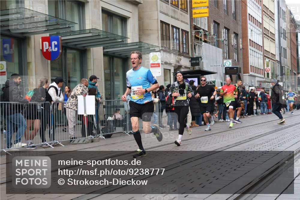 05.10.2025 - 20. swb-Marathon Bremen Strokosch-Dieckow http://msf.ph/oto/9238777 05.10.2025 10:46:26 Ziel 9009, 9207, 9366, 9413, 9961, 10268, 10277, 10411, 10452, 10509, 10661, 10750, 11189, 11268, 11327, 9009, 9207, 9366, 9413, 9961, 10268, 10277, 10411, 10452, 10509, 10661, 10750, 11189, 11268, 11327 meine-sportfotos.de