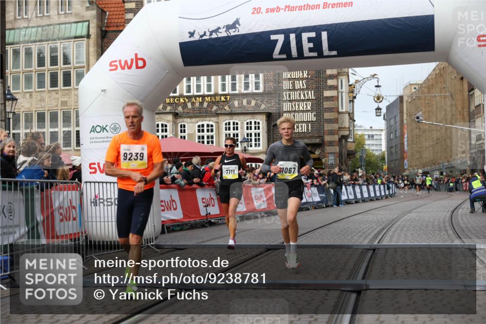 05.10.2025 - 20. swb-Marathon Bremen Yannick Fuchs http://msf.ph/oto/9238781 05.10.2025 10:39:29 Ziel 7111, 9239, 9863, 10908, 11067, 11343 meine-sportfotos.de