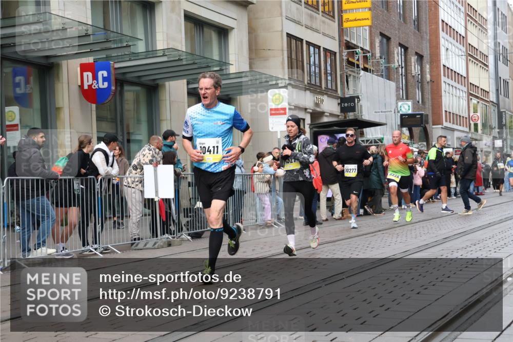 05.10.2025 - 20. swb-Marathon Bremen Strokosch-Dieckow http://msf.ph/oto/9238791 05.10.2025 10:46:26 Ziel 9009, 9207, 9366, 9413, 9961, 10268, 10277, 10411, 10452, 10509, 10661, 10750, 11189, 11268, 11327, 9009, 9207, 9366, 9413, 9961, 10268, 10277, 10411, 10452, 10509, 10661, 10750, 11189, 11268, 11327 meine-sportfotos.de