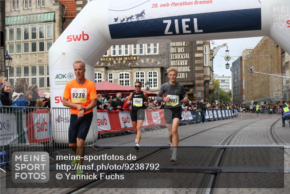 05.10.2025 - 20. swb-Marathon Bremen Yannick Fuchs http://msf.ph/oto/9238792 05.10.2025 10:39:29 Ziel 7111, 9239, 9863, 10908, 11067, 11343 meine-sportfotos.de