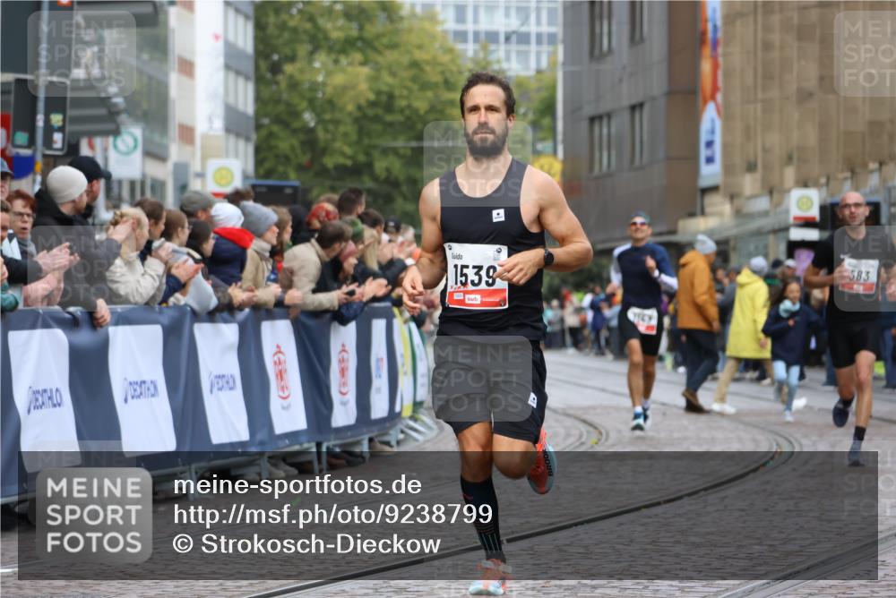 05.10.2025 - 20. swb-Marathon Bremen Strokosch-Dieckow http://msf.ph/oto/9238799 05.10.2025 12:41:52 Ziel 583, 1539 meine-sportfotos.de