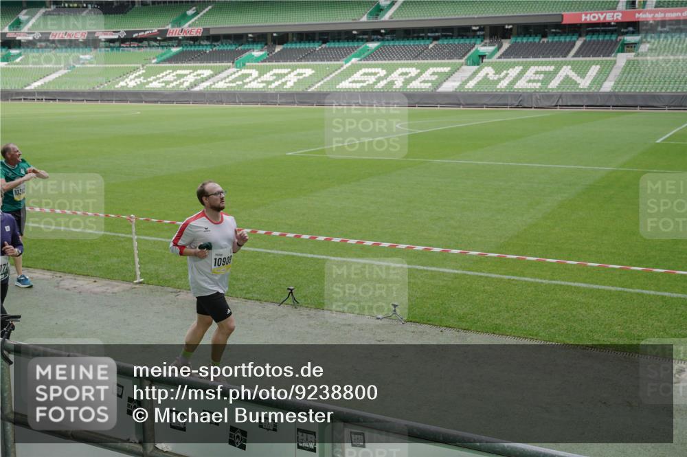 05.10.2025 - 20. swb-Marathon Bremen Michael Burmester http://msf.ph/oto/9238800 05.10.2025 10:33:51 Laufen im Stadion 5172, 7077, 9000, 9221, 9258, 9266, 9282, 9309, 9314, 9359, 9424, 9489, 9520, 9521, 9529, 9539, 9541, 9560, 9569, 9577, 9633, 9654, 9717, 9811, 9835, 9855, 9881, 9882, 9902, 9935, 10003, 10005, 10015, 10024, 10028, 10032, 10069, 10107, 10116, 10178, 10180, 10195, 10231, 10232, 10233, 10256, 10287, 10302, 10307, 10323, 10466, 10484, 10533, 10546, 10590, 10591, 10755, 10758, 10794, 10915, 10992, 9195, 9197, 9260, 9295, 9367, 9392, 9402, 9461, 9492 meine-sportfotos.de
