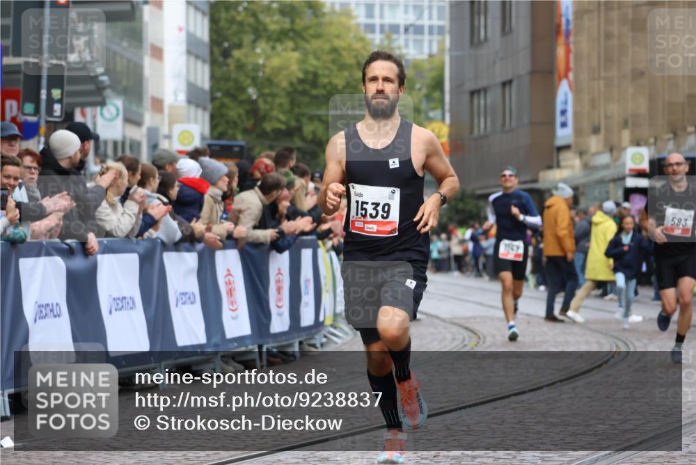 05.10.2025 - 20. swb-Marathon Bremen Strokosch-Dieckow http://msf.ph/oto/9238837 05.10.2025 12:41:52 Ziel 583, 1539 meine-sportfotos.de