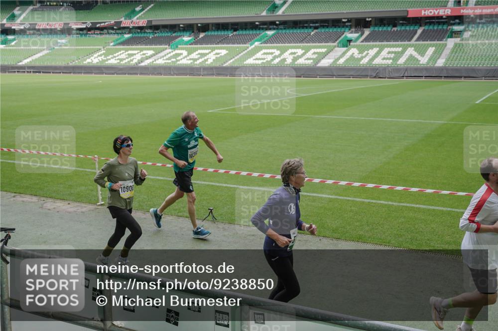 05.10.2025 - 20. swb-Marathon Bremen Michael Burmester http://msf.ph/oto/9238850 05.10.2025 10:33:52 Laufen im Stadion 5172, 7077, 9000, 9221, 9258, 9266, 9282, 9309, 9314, 9359, 9424, 9489, 9520, 9521, 9529, 9541, 9560, 9569, 9577, 9633, 9654, 9717, 9811, 9835, 9855, 9881, 9882, 9902, 9935, 10003, 10005, 10015, 10024, 10028, 10032, 10069, 10107, 10116, 10178, 10180, 10195, 10231, 10232, 10233, 10256, 10287, 10302, 10307, 10323, 10466, 10484, 10533, 10546, 10590, 10591, 10641, 10755, 10758, 10794, 10915, 10992, 9195, 9197, 9260, 9295, 9367, 9392, 9402, 9461, 9492 meine-sportfotos.de