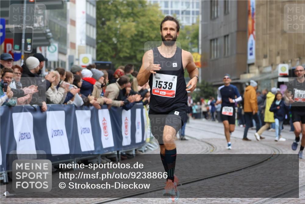 05.10.2025 - 20. swb-Marathon Bremen Strokosch-Dieckow http://msf.ph/oto/9238866 05.10.2025 12:41:52 Ziel 583, 1539 meine-sportfotos.de