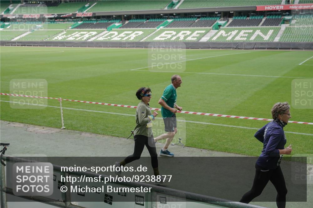 05.10.2025 - 20. swb-Marathon Bremen Michael Burmester http://msf.ph/oto/9238877 05.10.2025 10:33:52 Laufen im Stadion 5172, 7077, 9000, 9221, 9258, 9266, 9282, 9309, 9314, 9359, 9424, 9489, 9520, 9521, 9529, 9541, 9560, 9569, 9577, 9633, 9654, 9717, 9811, 9835, 9855, 9881, 9882, 9902, 9935, 10003, 10005, 10015, 10024, 10028, 10032, 10069, 10107, 10116, 10178, 10180, 10195, 10231, 10232, 10233, 10256, 10287, 10302, 10307, 10323, 10466, 10484, 10533, 10546, 10590, 10591, 10641, 10755, 10758, 10794, 10915, 10992, 9195, 9197, 9260, 9295, 9367, 9392, 9402, 9461, 9492 meine-sportfotos.de