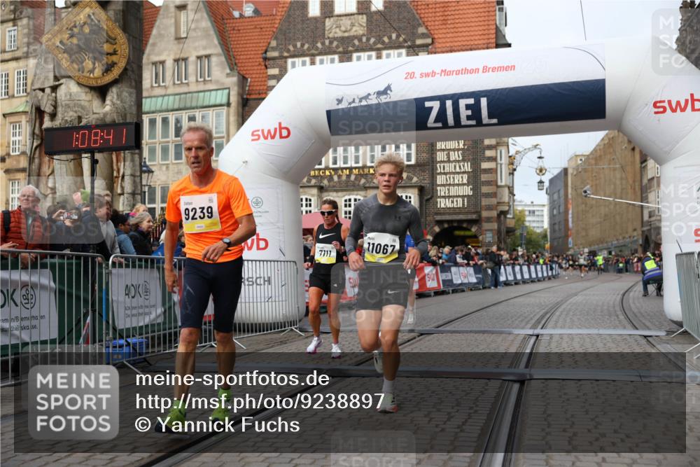 05.10.2025 - 20. swb-Marathon Bremen Yannick Fuchs http://msf.ph/oto/9238897 05.10.2025 10:39:30 Ziel 7111, 9239, 9863, 10908, 11067, 11343 meine-sportfotos.de