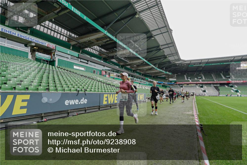 05.10.2025 - 20. swb-Marathon Bremen Michael Burmester http://msf.ph/oto/9238908 05.10.2025 13:03:06 Laufen im Stadion 97, 227, 293, 375, 396, 518, 527, 616, 721, 725, 729, 764, 828, 1121, 1178, 1405, 1425, 1469, 1507, 1568, 1670, 1704, 1705, 1733, 1836, 1944, 2357, 2393, 2407, 2597, 2696, 2772, 2791, 2960, 2984, 3019, 3147, 3313, 3424, 3917, 4026, 4321, 4322, 4464, 4714, 4769, 4817, 4885, 5431, 5527, 5755, 5763, 5867, 5884, 6138, 6215, 6325, 6417, 6481, 6666, 7217, 7315, 7316, 7407, 7433, 7540, 7607, 7653, 7659, 8375, 8526, 8957, 843, 921, 1744, 1924, 2272, 2774, 3217, 4129, 4847 meine-sportfotos.de