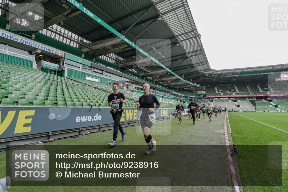 05.10.2025 - 20. swb-Marathon Bremen Michael Burmester http://msf.ph/oto/9238916 05.10.2025 13:03:07 Laufen im Stadion 97, 227, 293, 375, 396, 518, 527, 616, 721, 725, 729, 764, 828, 1121, 1178, 1405, 1425, 1469, 1507, 1568, 1670, 1704, 1705, 1733, 1836, 1944, 2357, 2393, 2407, 2597, 2696, 2772, 2791, 2960, 2984, 3019, 3147, 3313, 3424, 3917, 4026, 4321, 4322, 4464, 4714, 4769, 4817, 4885, 5431, 5527, 5755, 5763, 5867, 5884, 6138, 6215, 6325, 6417, 6481, 6666, 7217, 7315, 7316, 7407, 7433, 7540, 7607, 7653, 7659, 8375, 8526, 8957, 843, 921, 1744, 1924, 2272, 2774, 3217, 4129, 4847 meine-sportfotos.de