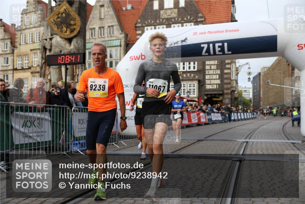 05.10.2025 - 20. swb-Marathon Bremen Yannick Fuchs http://msf.ph/oto/9238942 05.10.2025 10:39:31 Ziel 7111, 9239, 9863, 10908, 11067, 11343 meine-sportfotos.de
