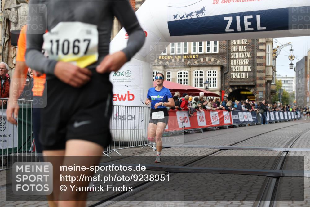 05.10.2025 - 20. swb-Marathon Bremen Yannick Fuchs http://msf.ph/oto/9238951 05.10.2025 10:39:32 Ziel 7111, 9239, 9863, 10908, 11067, 11343 meine-sportfotos.de