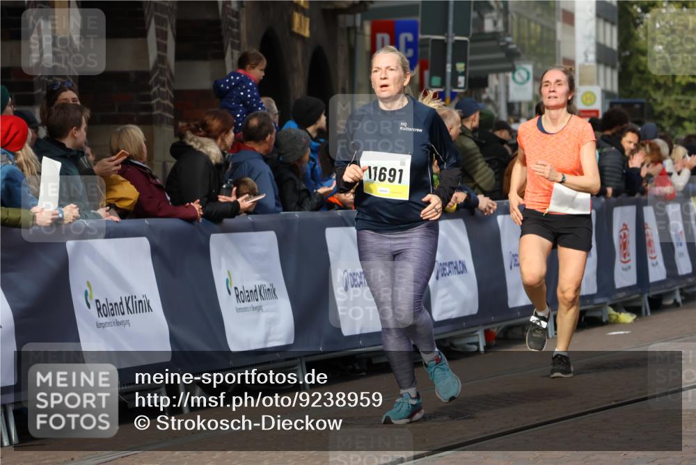 05.10.2025 - 20. swb-Marathon Bremen Strokosch-Dieckow http://msf.ph/oto/9238959 05.10.2025 10:56:34 Ziel 8118, 9547, 9886, 10008, 10042, 10648, 10971, 11100, 11253, 11260, 11475, 11571, 11691 meine-sportfotos.de