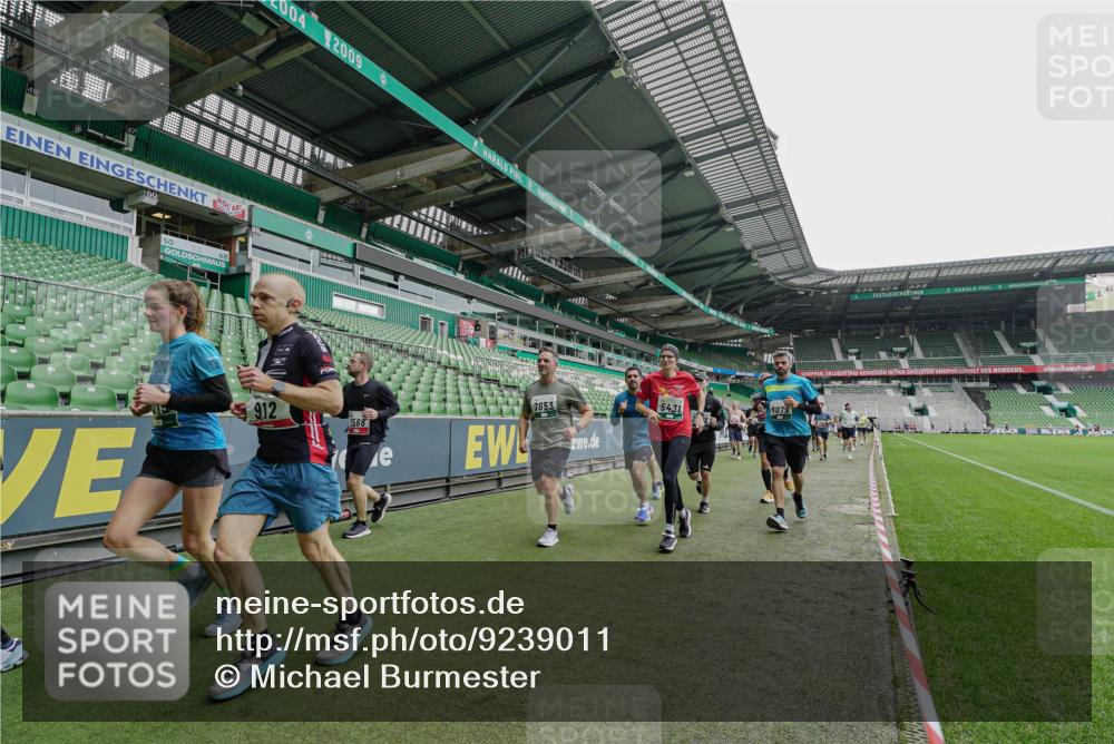 05.10.2025 - 20. swb-Marathon Bremen Michael Burmester http://msf.ph/oto/9239011 05.10.2025 13:03:16 Laufen im Stadion 227, 293, 375, 396, 527, 616, 721, 725, 764, 828, 1067, 1121, 1178, 1275, 1331, 1405, 1425, 1469, 1507, 1514, 1568, 1670, 1705, 1733, 1836, 1944, 2339, 2357, 2375, 2393, 2407, 2597, 2696, 2791, 2960, 2984, 3019, 3147, 3313, 3424, 4026, 4321, 4714, 4767, 4769, 4885, 5410, 5431, 5523, 5527, 5755, 5763, 5867, 5884, 6138, 6215, 6417, 6481, 6666, 7315, 7316, 7407, 7540, 7607, 7653, 8375, 8526, 8957, 97, 518, 729, 921, 1121, 1704, 2772, 2774, 3217, 3917, 4129, 4847 meine-sportfotos.de