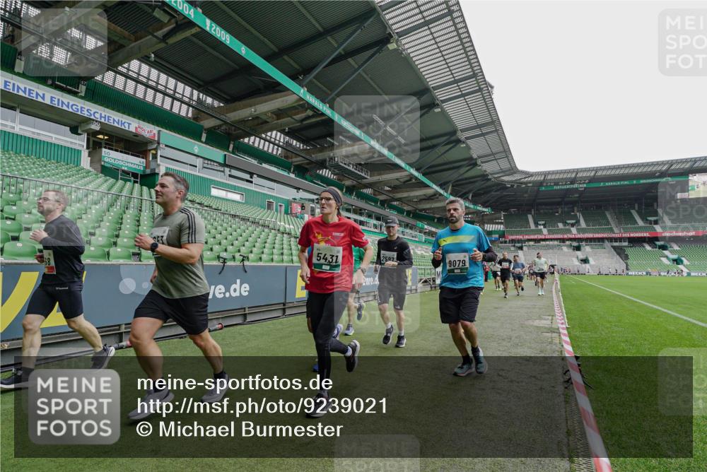 05.10.2025 - 20. swb-Marathon Bremen Michael Burmester http://msf.ph/oto/9239021 05.10.2025 13:03:17 Laufen im Stadion 227, 293, 375, 396, 527, 616, 721, 725, 764, 828, 958, 1067, 1178, 1275, 1331, 1405, 1425, 1469, 1507, 1514, 1568, 1670, 1705, 1733, 1836, 1944, 2339, 2357, 2375, 2393, 2407, 2597, 2696, 2791, 2960, 2984, 3019, 3147, 3313, 3424, 4026, 4321, 4714, 4767, 4769, 4885, 5410, 5431, 5523, 5527, 5755, 5763, 5867, 5884, 6138, 6215, 6417, 6481, 6666, 7315, 7316, 7407, 7540, 7607, 7653, 8375, 8526, 8957, 97, 518, 729, 921, 1121, 1704, 1733, 2772, 2774, 3217, 3917, 4129, 4847 meine-sportfotos.de