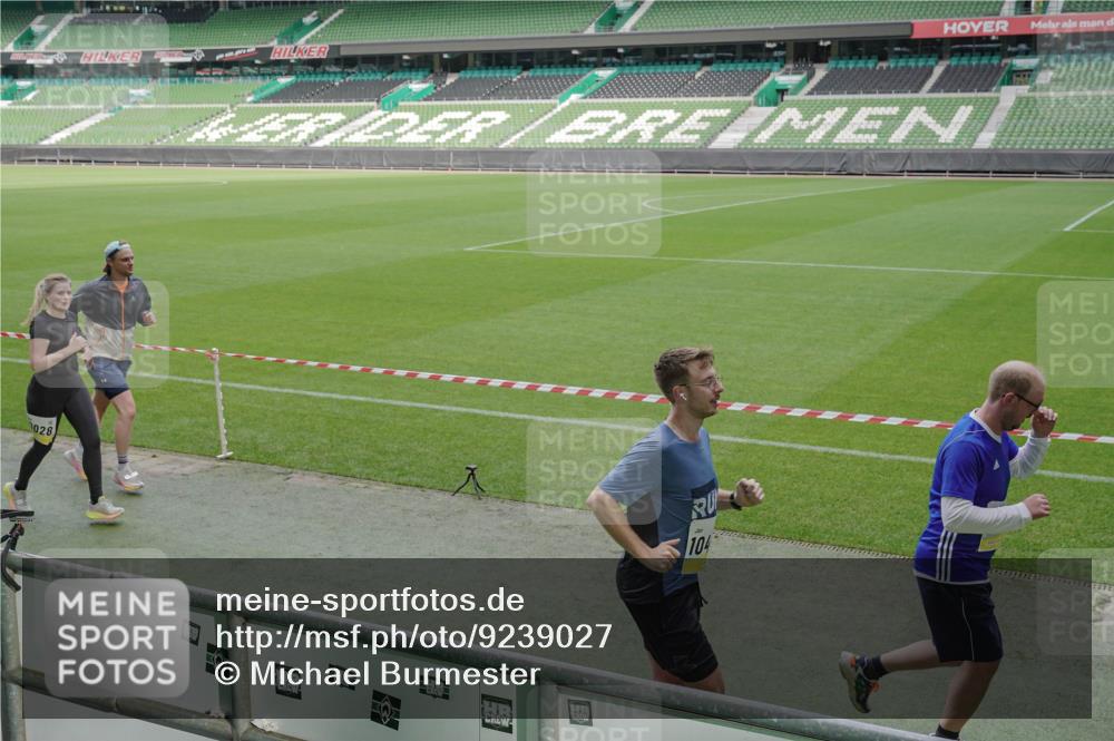 05.10.2025 - 20. swb-Marathon Bremen Michael Burmester http://msf.ph/oto/9239027 05.10.2025 10:33:57 Laufen im Stadion 5172, 7077, 9000, 9221, 9258, 9266, 9282, 9309, 9314, 9359, 9424, 9472, 9489, 9520, 9521, 9529, 9541, 9560, 9569, 9577, 9591, 9633, 9654, 9714, 9717, 9811, 9855, 9881, 9882, 9902, 9935, 10003, 10005, 10015, 10024, 10028, 10032, 10069, 10107, 10116, 10178, 10180, 10195, 10231, 10232, 10233, 10256, 10287, 10302, 10307, 10323, 10398, 10408, 10466, 10484, 10533, 10546, 10590, 10591, 10641, 10755, 10758, 10794, 10915, 10992, 9260, 9367, 9402, 9492 meine-sportfotos.de