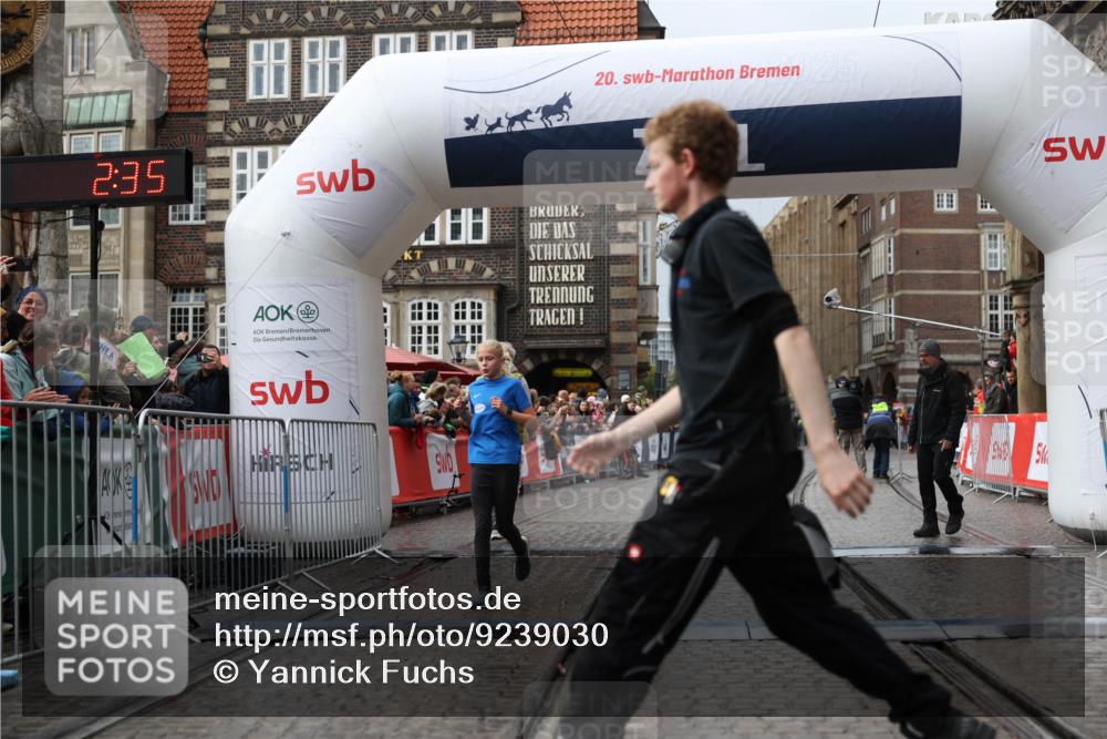05.10.2025 - 20. swb-Marathon Bremen Yannick Fuchs http://msf.ph/oto/9239030 05.10.2025 15:18:30 Ziel  meine-sportfotos.de