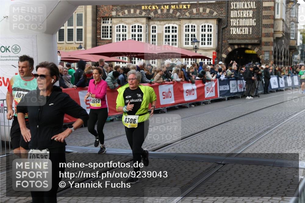 05.10.2025 - 20. swb-Marathon Bremen Yannick Fuchs http://msf.ph/oto/9239043 05.10.2025 11:07:45 Ziel 9306, 10585, 10650, 10749, 10776, 11584 meine-sportfotos.de