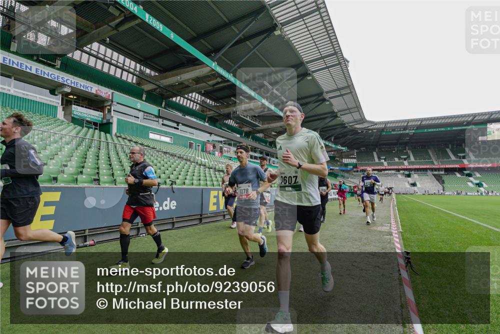 05.10.2025 - 20. swb-Marathon Bremen Michael Burmester http://msf.ph/oto/9239056 05.10.2025 13:03:22 Laufen im Stadion 227, 293, 375, 396, 527, 616, 721, 725, 764, 828, 958, 1067, 1178, 1275, 1331, 1405, 1425, 1469, 1507, 1514, 1568, 1670, 1705, 1836, 1944, 2016, 2339, 2357, 2375, 2407, 2567, 2597, 2696, 2791, 2960, 2984, 3019, 3147, 3313, 4026, 4321, 4714, 4767, 4769, 5410, 5431, 5523, 5527, 5755, 5763, 5867, 5884, 5966, 6138, 6215, 6414, 6417, 6447, 6481, 6666, 7315, 7316, 7407, 7540, 7607, 7653, 8375, 8526, 8957, 97, 518, 729, 921, 1121, 1704, 1733, 2393, 2772, 2774, 3424, 3917, 4129 meine-sportfotos.de