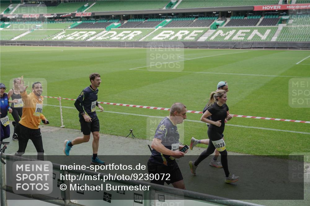05.10.2025 - 20. swb-Marathon Bremen Michael Burmester http://msf.ph/oto/9239072 05.10.2025 10:33:59 Laufen im Stadion 5172, 7077, 7101, 9000, 9221, 9266, 9282, 9309, 9314, 9359, 9424, 9472, 9489, 9520, 9521, 9529, 9541, 9560, 9569, 9577, 9591, 9633, 9714, 9717, 9811, 9820, 9855, 9881, 9882, 9902, 9935, 9947, 10003, 10005, 10015, 10024, 10028, 10032, 10069, 10107, 10116, 10178, 10180, 10195, 10196, 10231, 10232, 10233, 10256, 10287, 10302, 10307, 10323, 10398, 10408, 10424, 10466, 10484, 10533, 10546, 10590, 10591, 10641, 10755, 10758, 10794, 10915, 10992, 9258, 9260, 9367, 9402 meine-sportfotos.de
