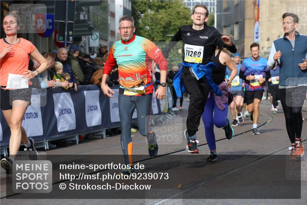 05.10.2025 - 20. swb-Marathon Bremen Strokosch-Dieckow http://msf.ph/oto/9239073 05.10.2025 10:56:35 Ziel 8118, 9547, 9886, 10008, 10042, 10644, 10683, 10971, 11100, 11260, 11475, 11691 meine-sportfotos.de