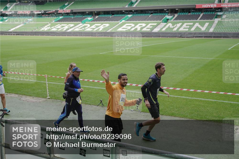 05.10.2025 - 20. swb-Marathon Bremen Michael Burmester http://msf.ph/oto/9239096 05.10.2025 10:34:00 Laufen im Stadion 5172, 7077, 7101, 9000, 9221, 9266, 9282, 9309, 9314, 9359, 9424, 9472, 9489, 9520, 9521, 9529, 9541, 9560, 9569, 9591, 9633, 9714, 9717, 9811, 9820, 9855, 9881, 9882, 9902, 9935, 9947, 10003, 10005, 10009, 10015, 10024, 10028, 10032, 10069, 10107, 10116, 10178, 10180, 10195, 10196, 10231, 10232, 10233, 10256, 10287, 10302, 10307, 10323, 10398, 10408, 10424, 10466, 10484, 10533, 10546, 10590, 10591, 10641, 10755, 10758, 10794, 10915, 10992, 9258, 9260, 9367, 10233 meine-sportfotos.de
