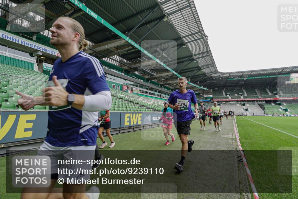 05.10.2025 - 20. swb-Marathon Bremen Michael Burmester http://msf.ph/oto/9239110 05.10.2025 13:03:25 Laufen im Stadion 227, 293, 375, 396, 527, 616, 721, 725, 764, 958, 1067, 1178, 1275, 1331, 1336, 1425, 1469, 1507, 1514, 1568, 1670, 1705, 1836, 1944, 2016, 2339, 2357, 2375, 2407, 2567, 2597, 2696, 2791, 2960, 2984, 3019, 3037, 3147, 3313, 4026, 4321, 4528, 4767, 4769, 5410, 5431, 5489, 5523, 5527, 5755, 5763, 5867, 5884, 5966, 6138, 6215, 6414, 6417, 6447, 6481, 6666, 7315, 7316, 7407, 7540, 7607, 7653, 8375, 8526, 8957, 97, 518, 729, 1121, 1704, 1733, 2393, 2772, 3424, 3917 meine-sportfotos.de